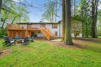 550 High Point Ln in Sandy Springs, GA - Building Photo - Building Photo