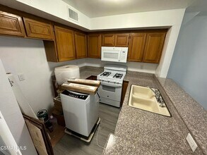 13042 Riverside Dr in Los Angeles, CA - Building Photo - Building Photo