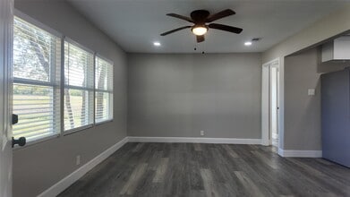 917 Temple Dr in Hitchcock, TX - Building Photo - Building Photo