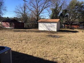 916 Schley St in Gilmer, TX - Foto de edificio - Building Photo