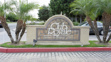 Club Royale in Rialto, CA - Building Photo - Building Photo