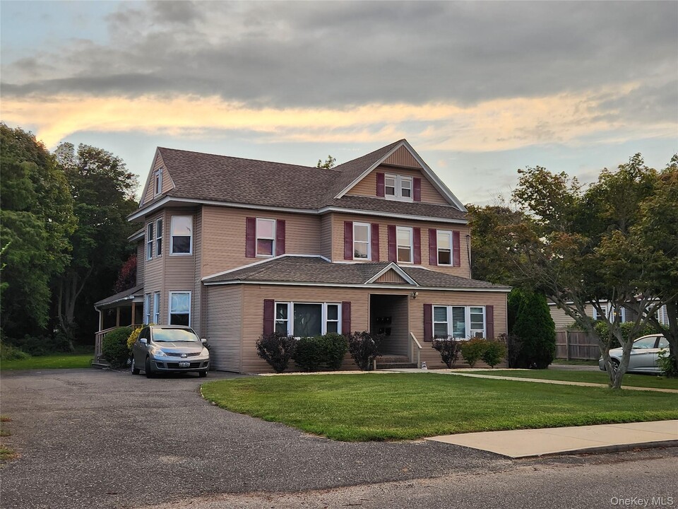 40 Tyler Ave in West Sayville, NY - Foto de edificio