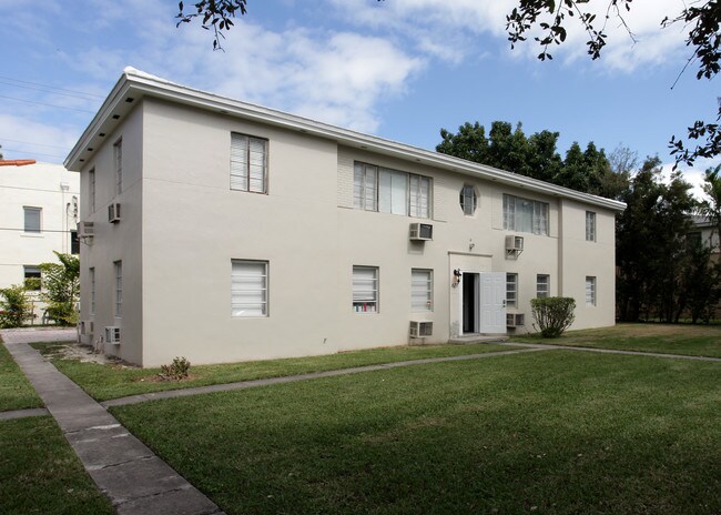 627 Anastasia Ave in Miami, FL - Foto de edificio - Building Photo