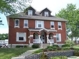 621 Broadway in Highland, IL - Building Photo