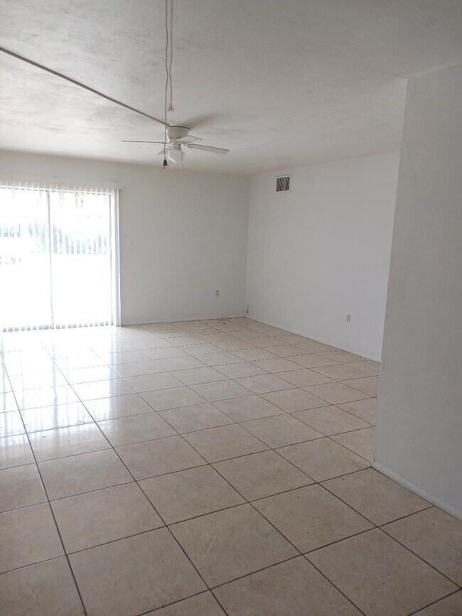 1830 Maravilla Ave, Unit 805 in Ft. Myers, FL - Foto de edificio - Building Photo