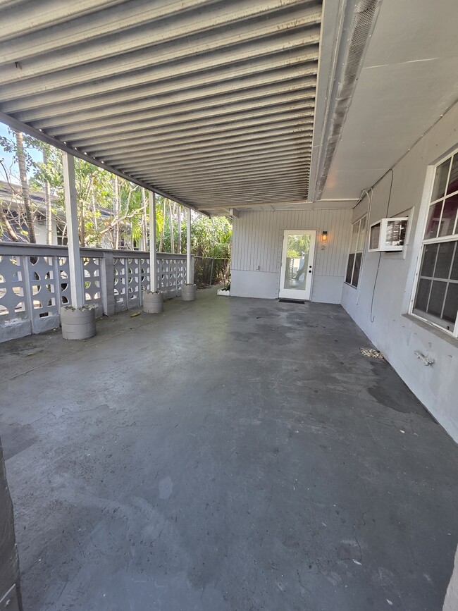 898 NE 40th St in Oakland Park, FL - Building Photo - Building Photo