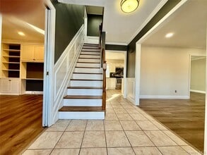 33 Pilgrim Dr in Port Jefferson, NY - Building Photo - Building Photo