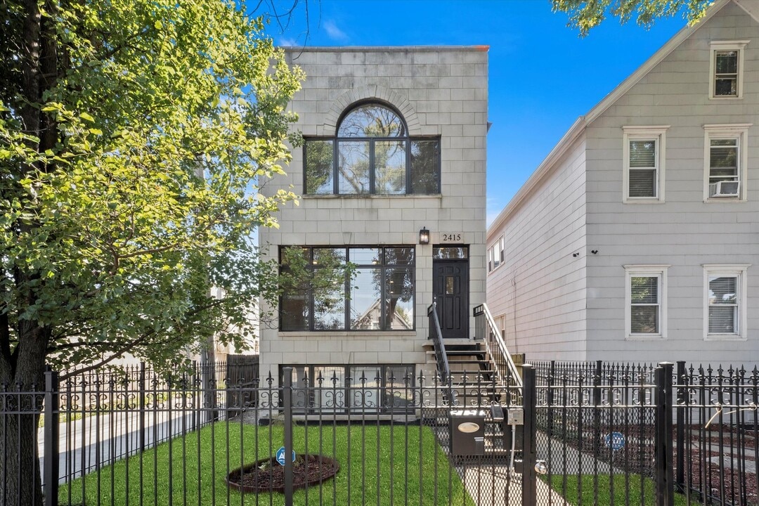 2415 W Palmer St in Chicago, IL - Building Photo