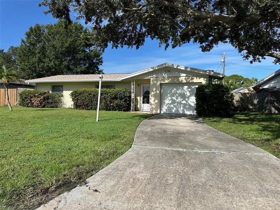 8470 121st St in Seminole, FL - Building Photo