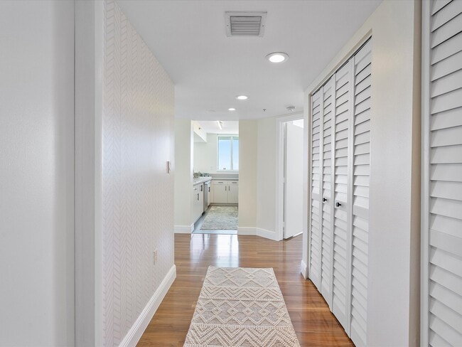 650 West Ave, Unit 1812 in Miami Beach, FL - Building Photo - Building Photo