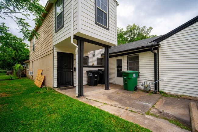1911 Forest Hill Blvd in Houston, TX - Building Photo - Building Photo
