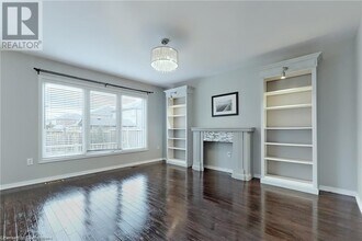 1005 Farmstead Dr in Milton, ON - Building Photo - Building Photo