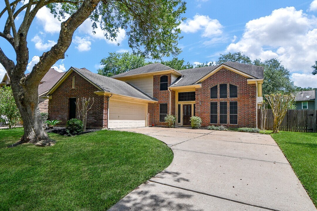 6335 Oakburl Ln in Sugar Land, TX - Building Photo