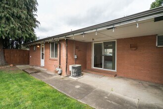 1162 SE Walnut St in Hillsboro, OR - Building Photo - Building Photo