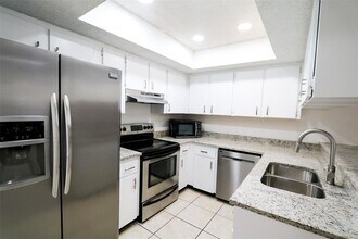 3253 Bloomingdale Villas Ct, Unit 419 in Brandon, FL - Building Photo - Building Photo