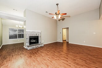 208 Vines Dr in Cedar Hill, TX - Foto de edificio - Building Photo