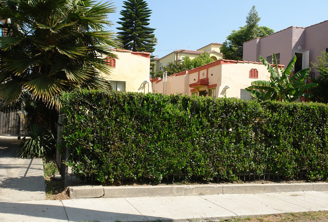 5731 Carlton Way in Los Angeles, CA - Foto de edificio - Building Photo