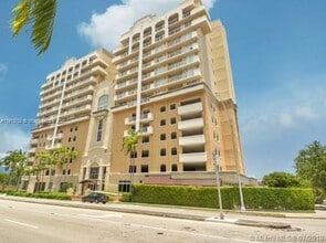 2425 SW 27th Ave in Coral Gables, FL - Foto de edificio - Building Photo