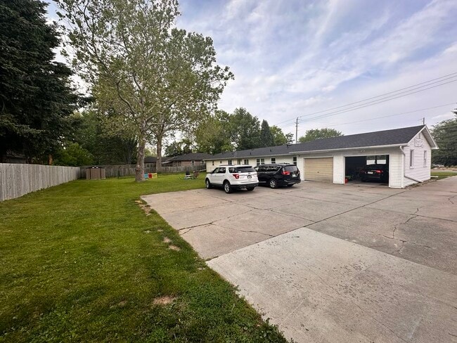 2030 Kimball Ave in Waterloo, IA - Building Photo - Building Photo