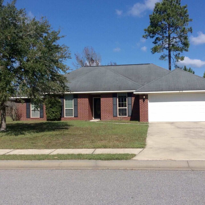 215 Wentworth Way in Hinesville, GA - Building Photo