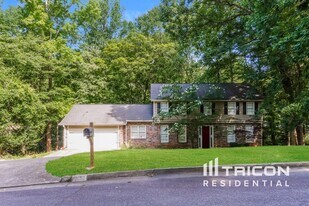 9400 N Lake Dr in Roswell, GA - Building Photo