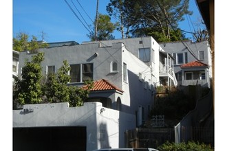 832 Hyperion Ave in Los Angeles, CA - Foto de edificio - Building Photo