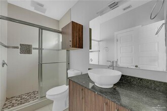 2706 Larkspur Ave, Unit 1 in Edinburg, TX - Foto de edificio - Building Photo