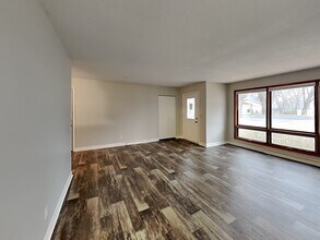 952 88th Ln NW in Coon Rapids, MN - Foto de edificio - Building Photo