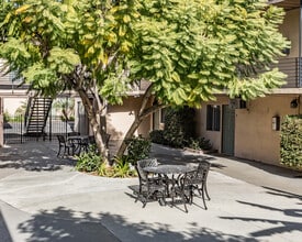 Ridgewood Apartments in Monrovia, CA - Foto de edificio - Building Photo