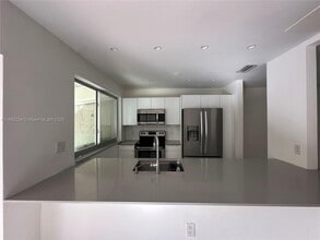 6910 Holly Rd in Miami Lakes, FL - Building Photo - Building Photo