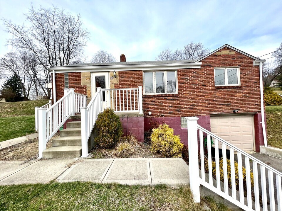 19 Kenwood Dr in Coraopolis, PA - Building Photo