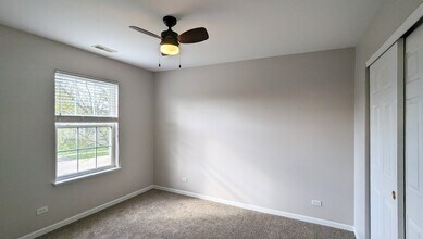 2310 Shiloh Dr in Aurora, IL - Building Photo - Building Photo