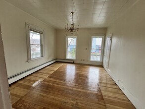 28 Brook St, Unit Apt 4 in Brattleboro, VT - Foto de edificio - Building Photo