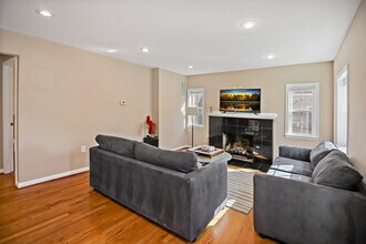 808 W Broad St in Falls Church, VA - Building Photo - Building Photo