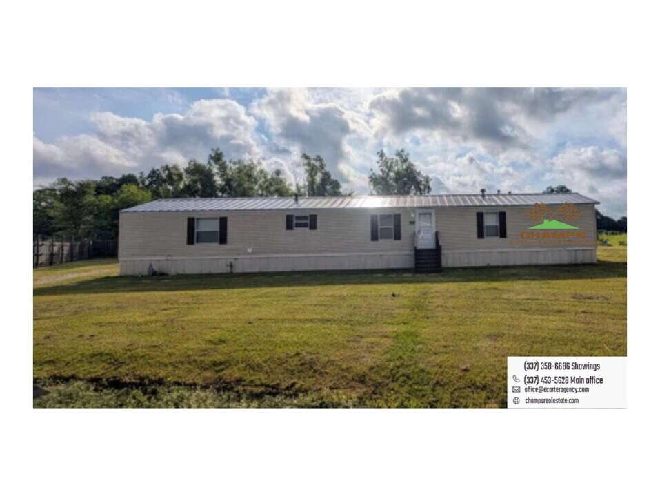 1042 Aldus Johnson Dr in Breaux Bridge, LA - Building Photo