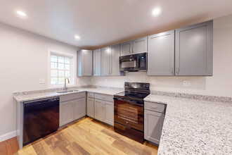 980 Plymouth St in Bridgewater, MA - Building Photo - Interior Photo