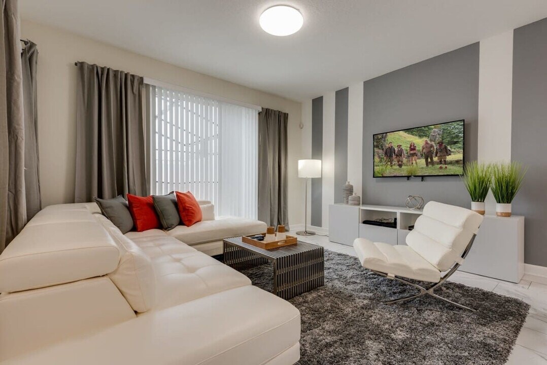 4833 Romeo Cir in Kissimmee, FL - Building Photo