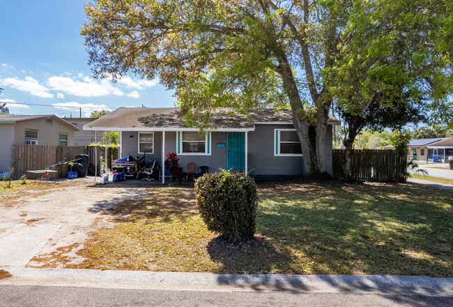 2490 Quebec Ave S in St. Petersburg, FL - Foto de edificio - Building Photo