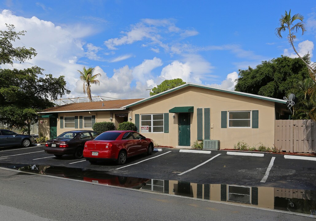 Cedarwood Court in Fort Lauderdale, FL - Building Photo