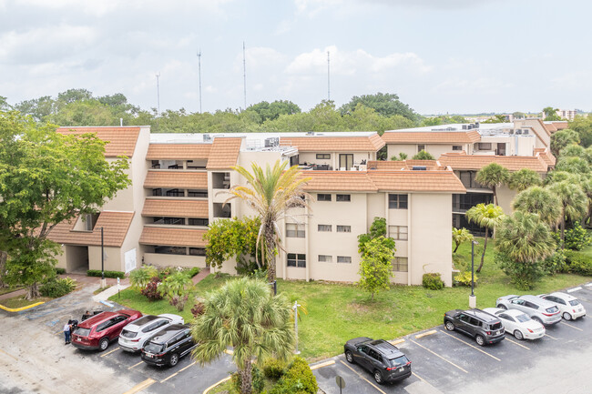 Summertree Village in Miami, FL - Foto de edificio - Building Photo