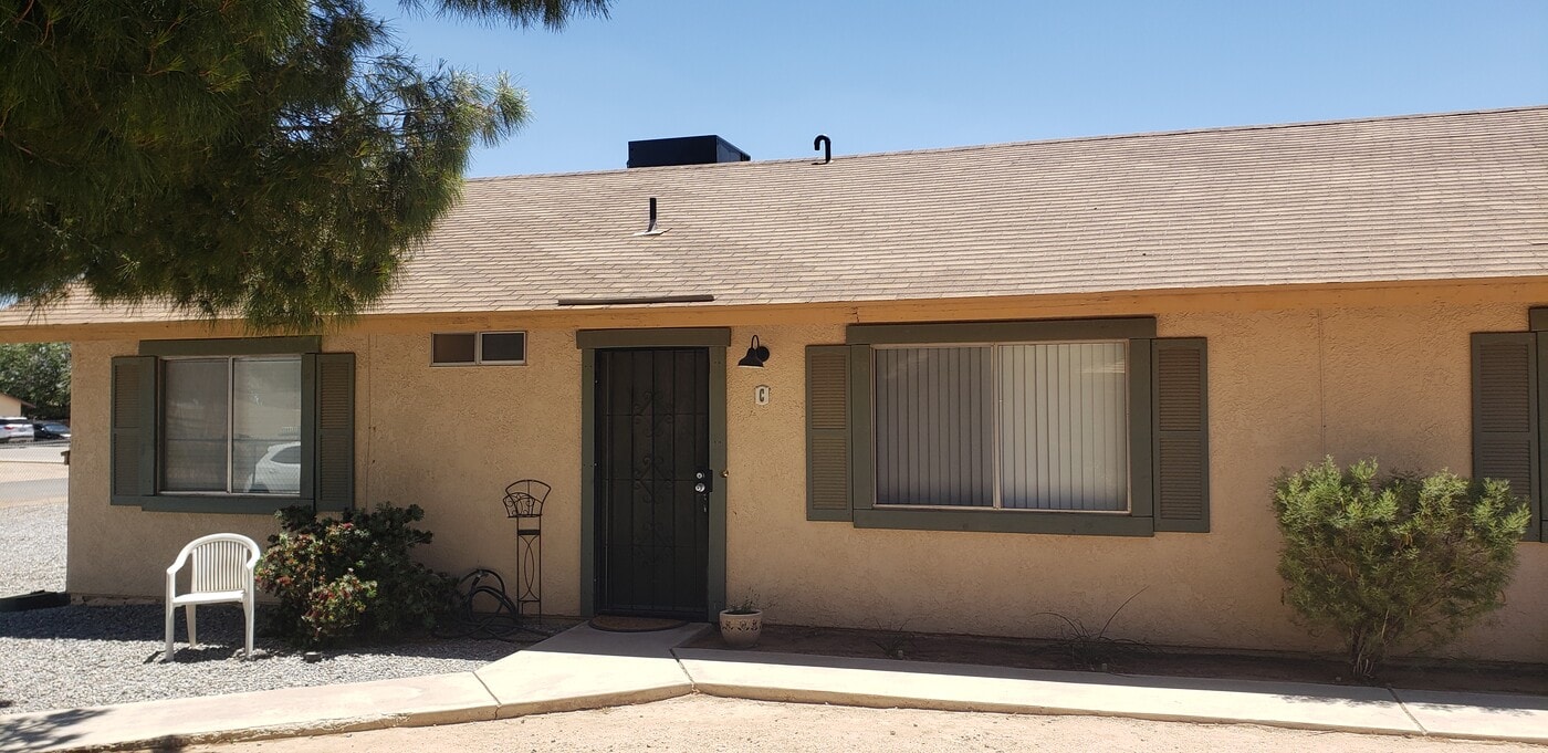 13652 Pauhaska Rd, Unit B in Apple Valley, CA - Foto de edificio