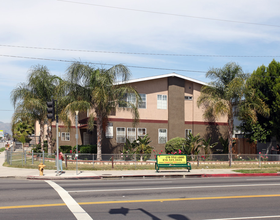 8306 Lindley Ave in Northridge, CA - Building Photo