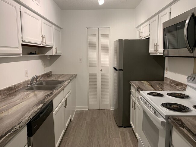 4701 Edwards Mill Rd, Unit 4701 in Raleigh, NC - Foto de edificio - Building Photo