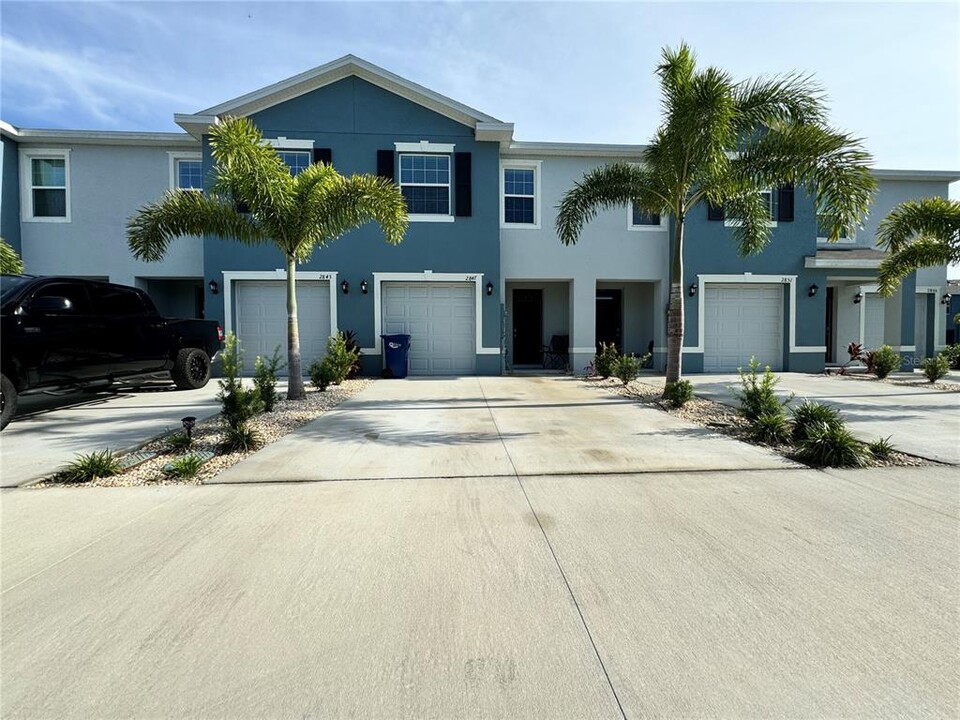 2847 Banks Pointe Dr in Bradenton, FL - Foto de edificio