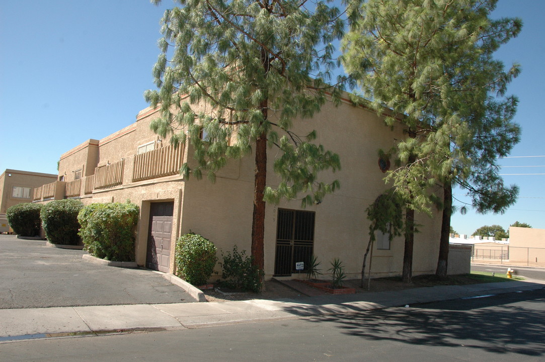 Hacienda Del Vista in Phoenix, AZ - Building Photo