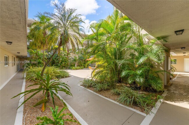 7840 Camino Real in Miami, FL - Building Photo - Building Photo