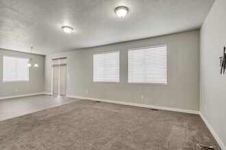 258 W Willow Creek Dr in Saratoga Springs, UT - Building Photo - Building Photo