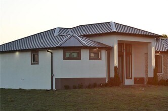 2416 Diplomat Pkwy W in Cape Coral, FL - Foto de edificio - Building Photo
