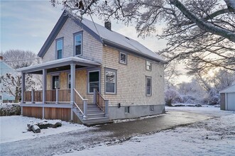 38 W Main Rd in Portsmouth, RI - Building Photo - Building Photo