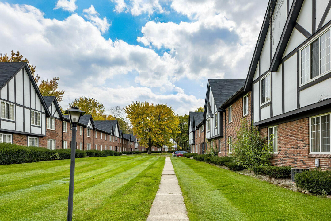 The Crossroads At Southfield Apartments in Southfield, MI - Building Photo